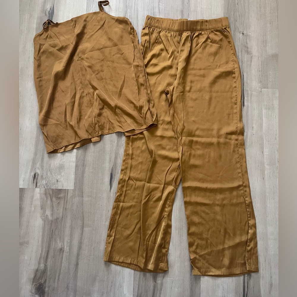 Open Edit lounge set. It has an open back with cute button detail.. Size:xsmall